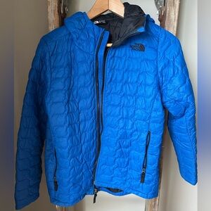 The North Face Thermoball jacket Royal blue with black. Boys Large (14-16)